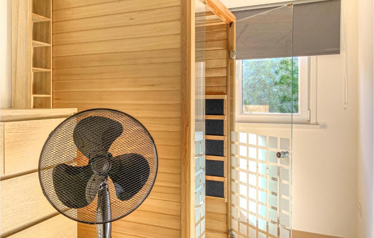 Cozy Home In Heinkenszand With Sauna Экстерьер фото